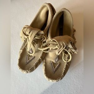 Manitobah Mukluks Moccasin w/ beaded detail Size L9/M7